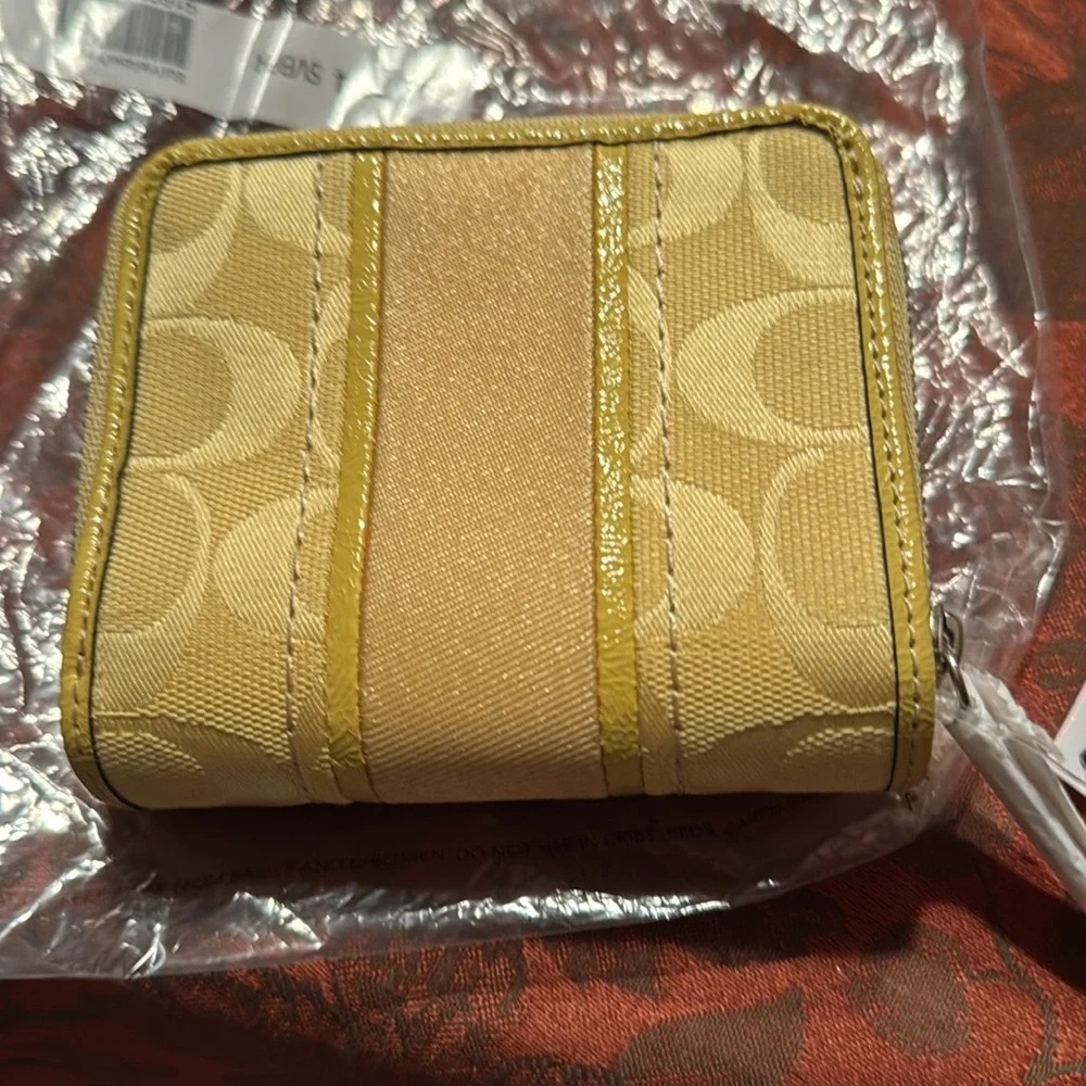 Yellow and Cream Wallet - Picture 4 of 8